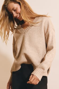 Pull manches longues &agrave; col V;${refinementColor}