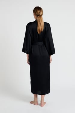 Langer Kimono aus Satin;${refinementColor}