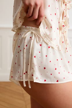 Pantal&oacute;n corto de pijama de sat&eacute;n con estampado de corazones;${refinementColor}