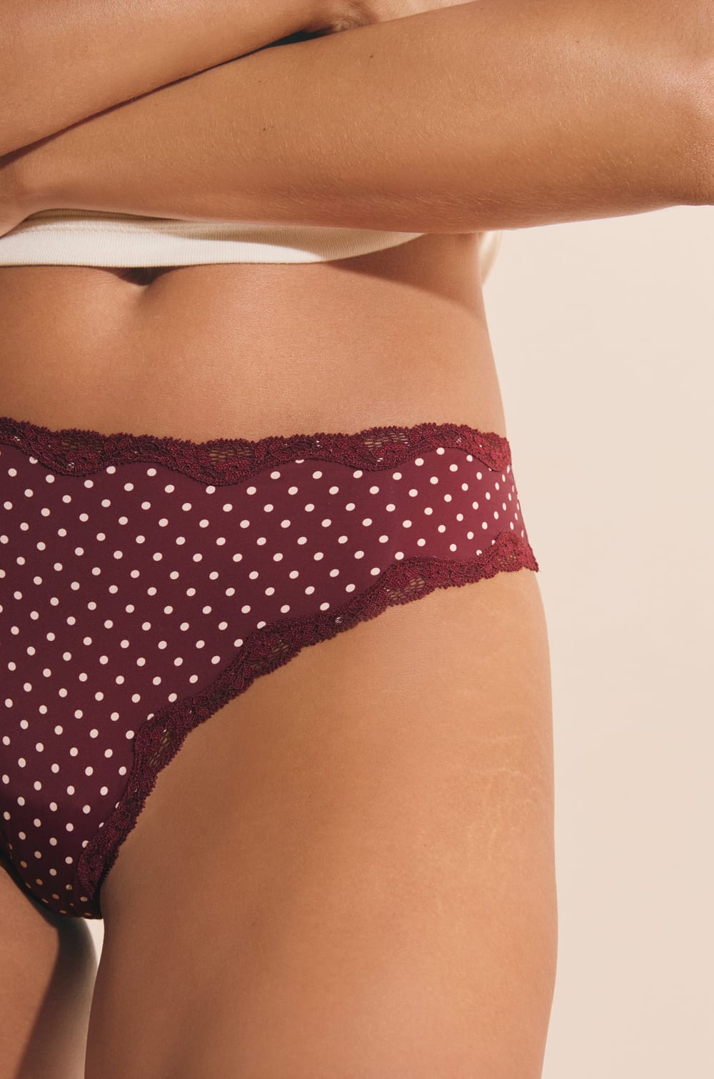 Tanga avec d&eacute;tails dentelle;${refinementColor}