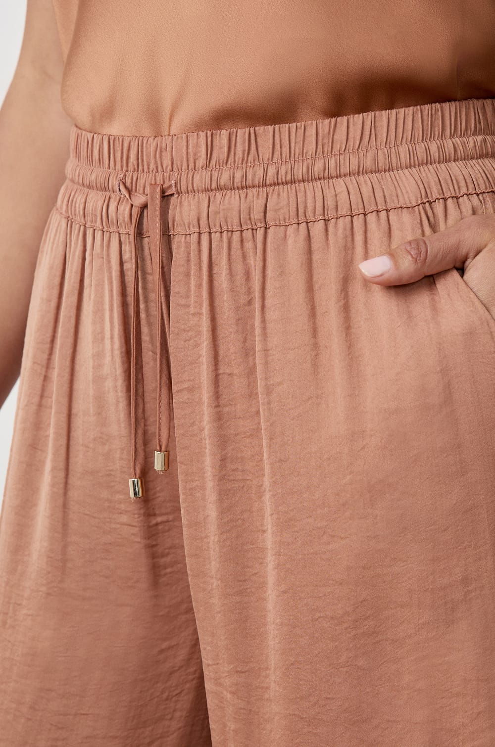 Pantalon satin&eacute; coupe large;${refinementColor}