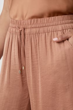 Pantalon satin&eacute; coupe large;${refinementColor}