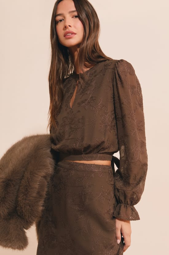 Chemise courte avec d&eacute;tails broderie;${refinementColor}