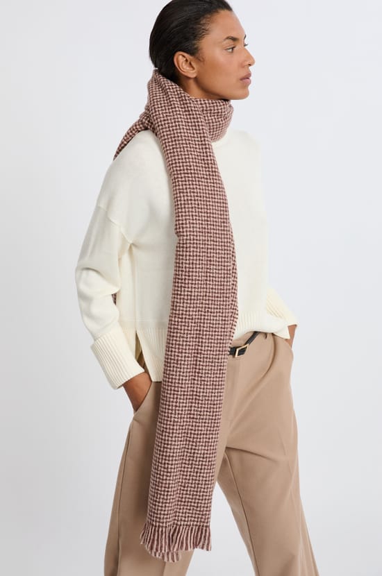 Echarpe à motifs avec franges;${refinementColor}