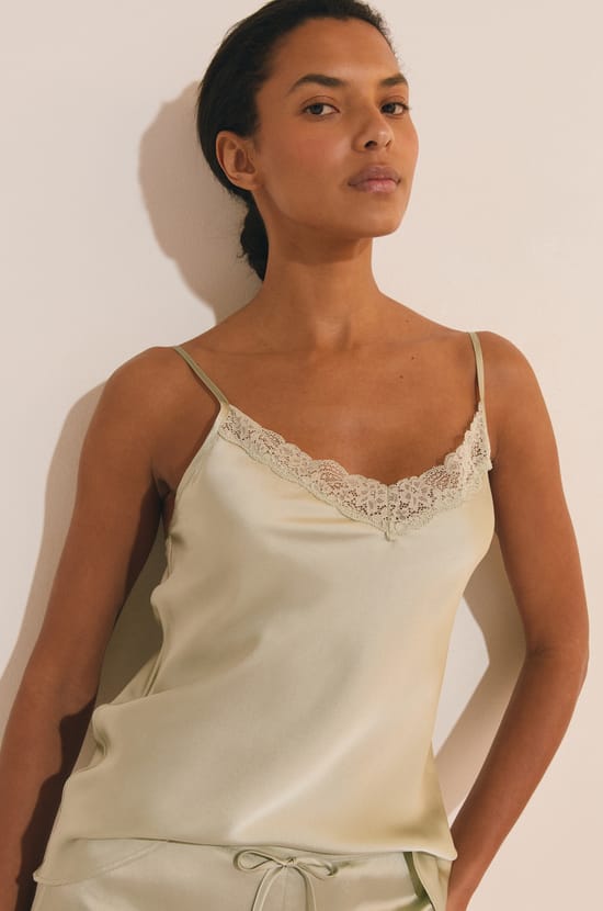 Caraco en soie d&eacute;tails dentelle;${refinementColor}