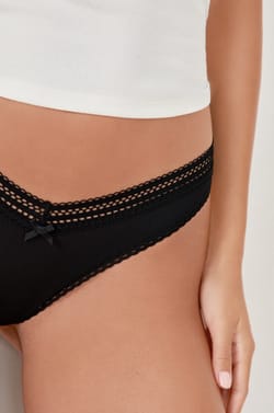 Tanga en forma de V de microfibra y encaje;${refinementColor}