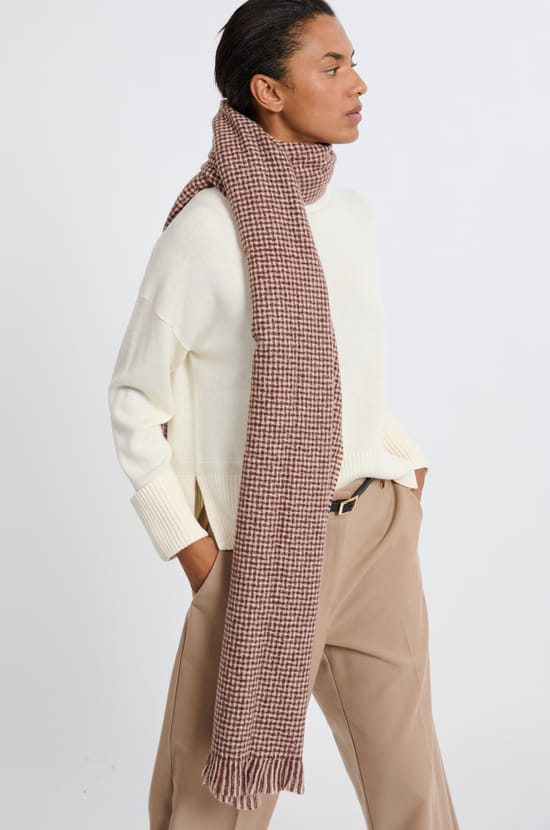 Echarpe à motifs avec franges;${refinementColor}