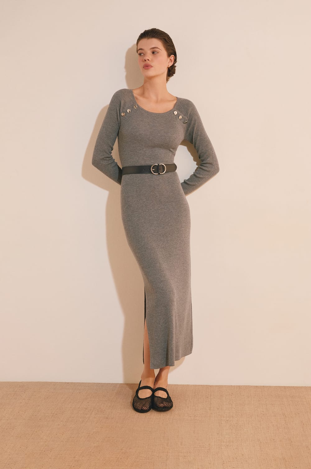 Robe longue c&ocirc;tel&eacute;e avec d&eacute;tails dor&eacute;s;${refinementColor}