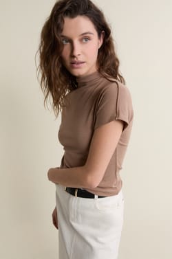 Camiseta de manga corta con cuello alto;${refinementColor}