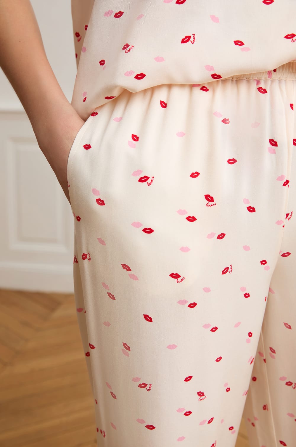 Satijnen pyjamabroek met kusjesprint;${refinementColor}