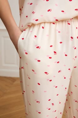 Satijnen pyjamabroek met kusjesprint;${refinementColor}