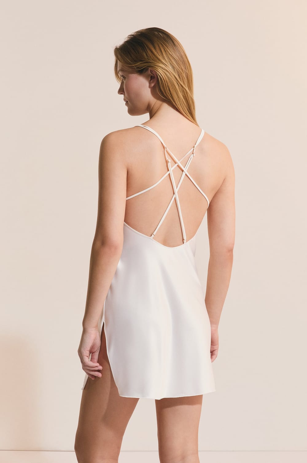 Nuisette satin&eacute;e &agrave; d&eacute;tail en dentelle;${refinementColor}