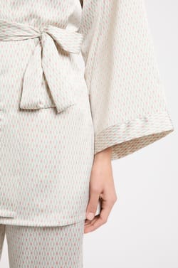 Pyjama 3 pi&egrave;ces satin&eacute; &agrave; motifs;${refinementColor}