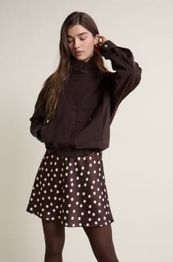 Jupe courte satin&eacute;e &agrave; pois;${refinementColor}