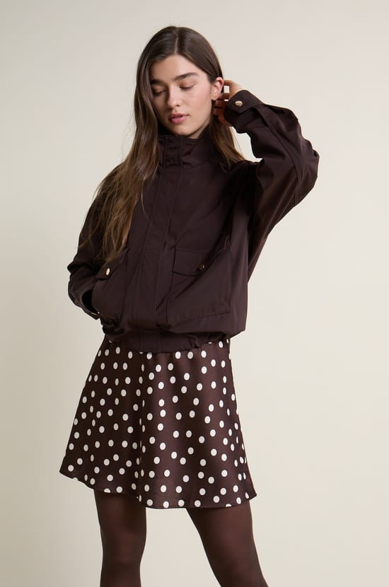 Jupe courte satin&eacute;e &agrave; pois;${refinementColor}