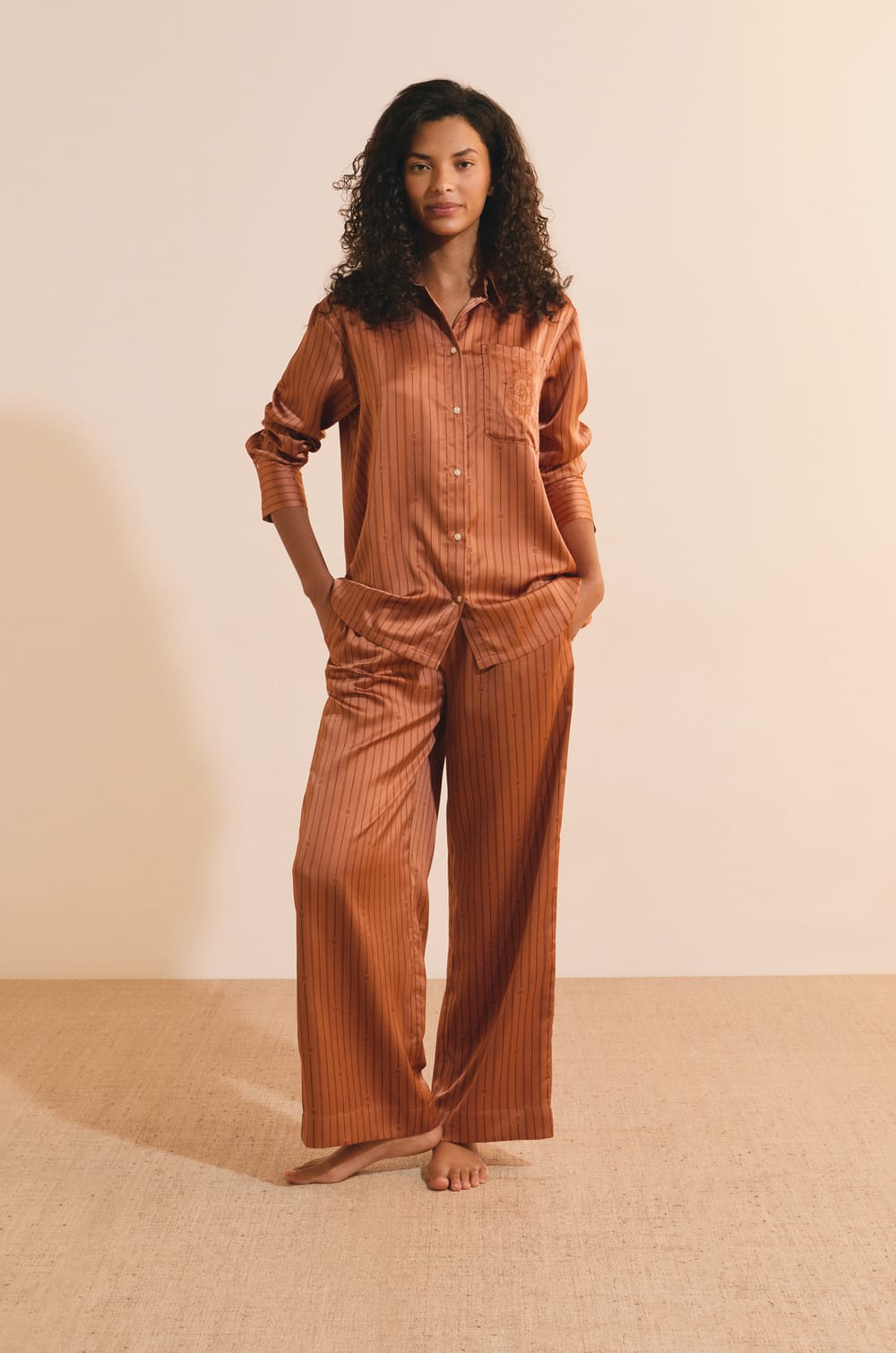 Pantalon satin&eacute; &agrave; rayures;${refinementColor}