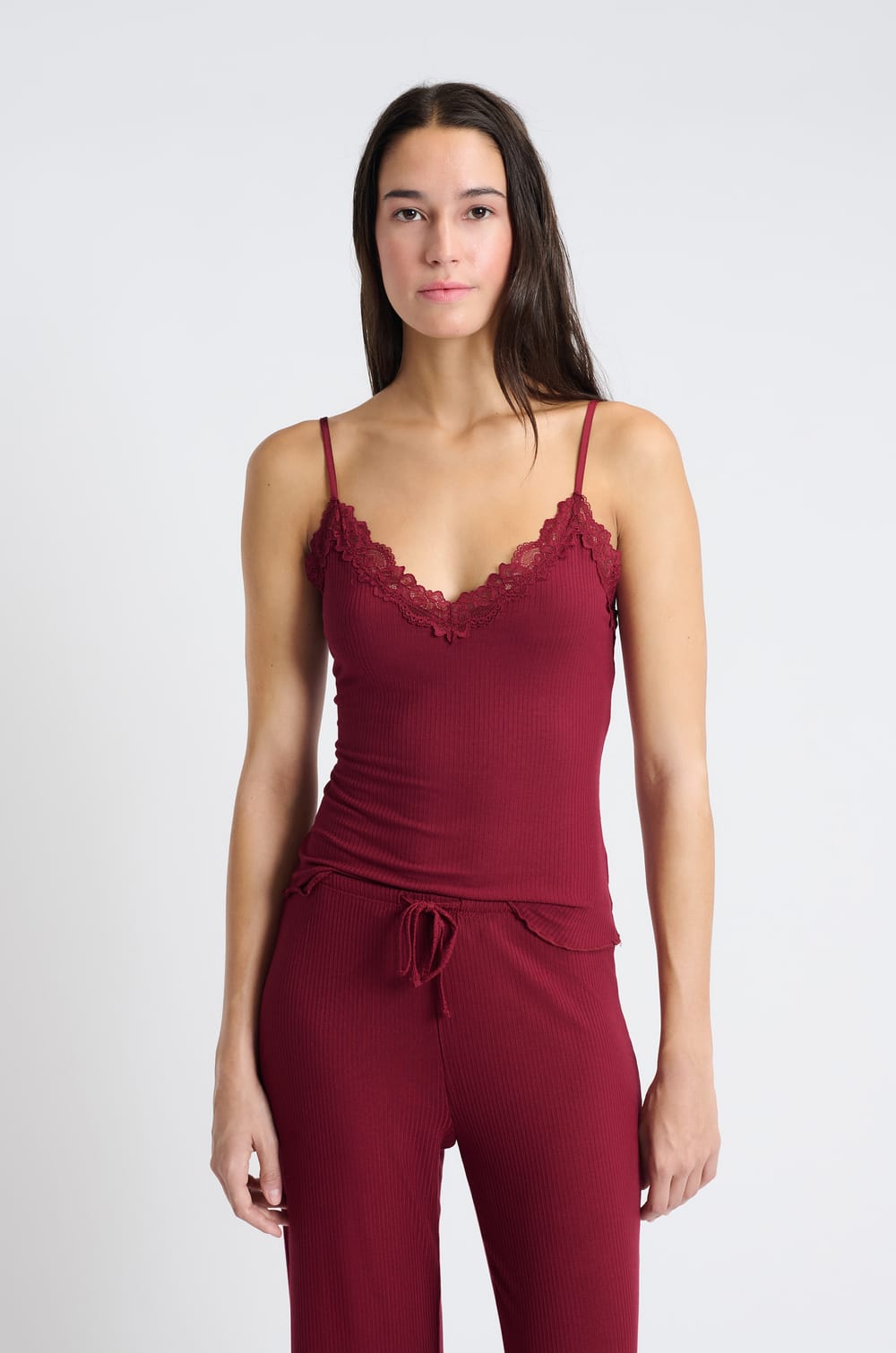 Ensemble de pyjama 2 pi&egrave;ces en maille c&ocirc;tel&eacute; d&eacute;tails dentelle;${refinementColor}
