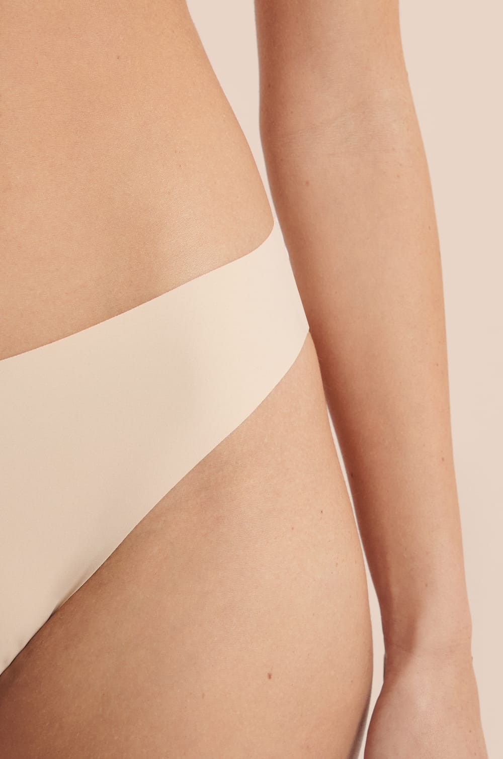 High Leg Tanga in Microfiber;${refinementColor}