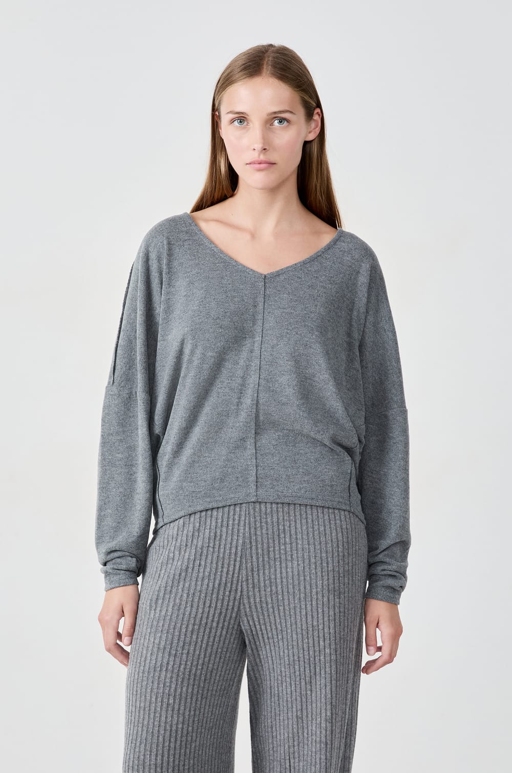 Su&eacute;ter cuello en V;${refinementColor}