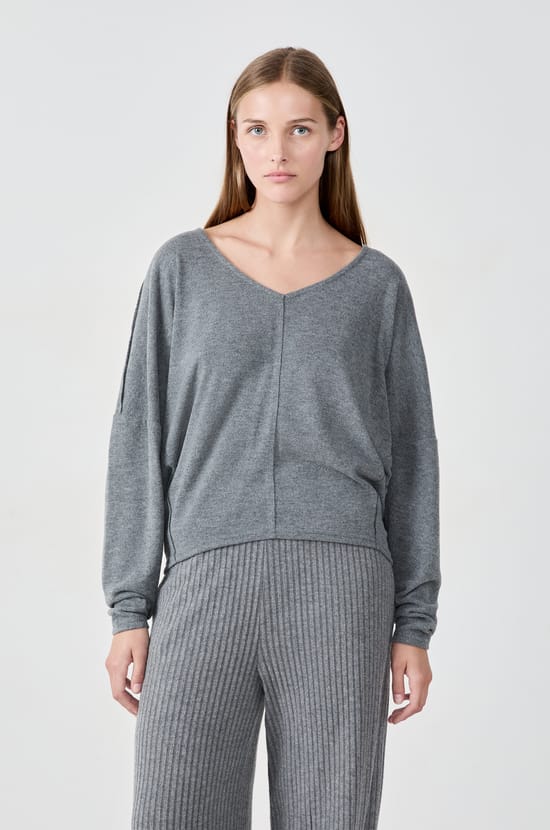 Su&eacute;ter cuello en V;${refinementColor}