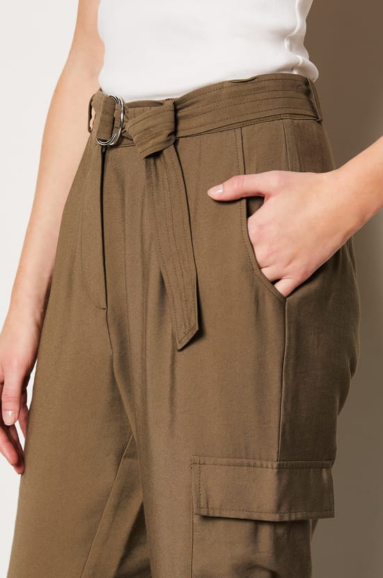 Pantalon lisse coupe cargo;${refinementColor}