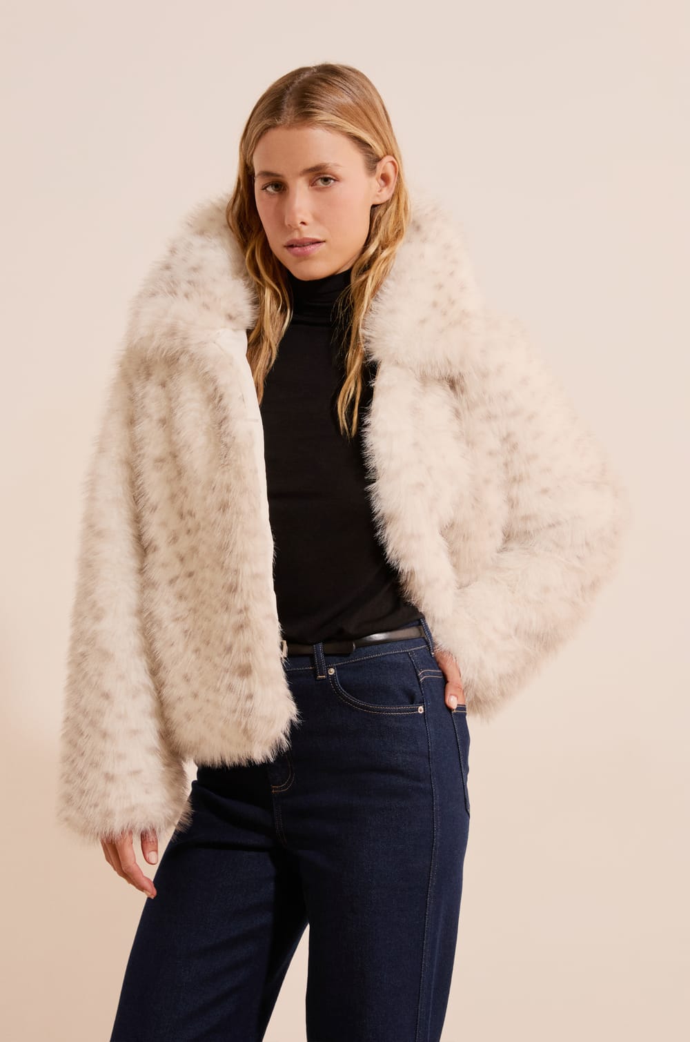 Manteau court en fausse fourrure;${refinementColor}