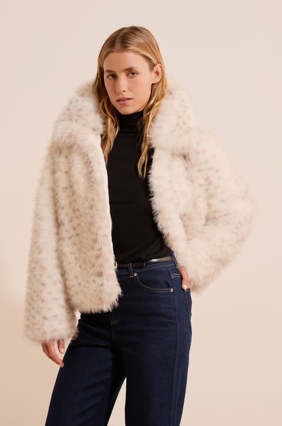 Manteau court en fausse fourrure;${refinementColor}