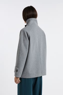 Jas met schoorsteenkraag met wol;${refinementColor}