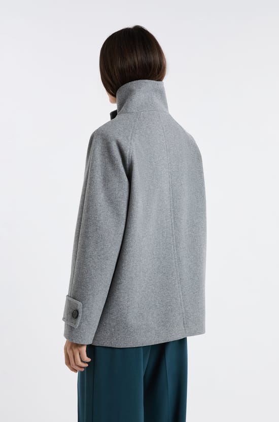 Jas met schoorsteenkraag met wol;${refinementColor}