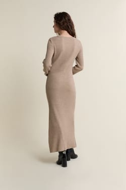 Robe c&ocirc;tel&eacute;e longue avec fente sur le devant;${refinementColor}