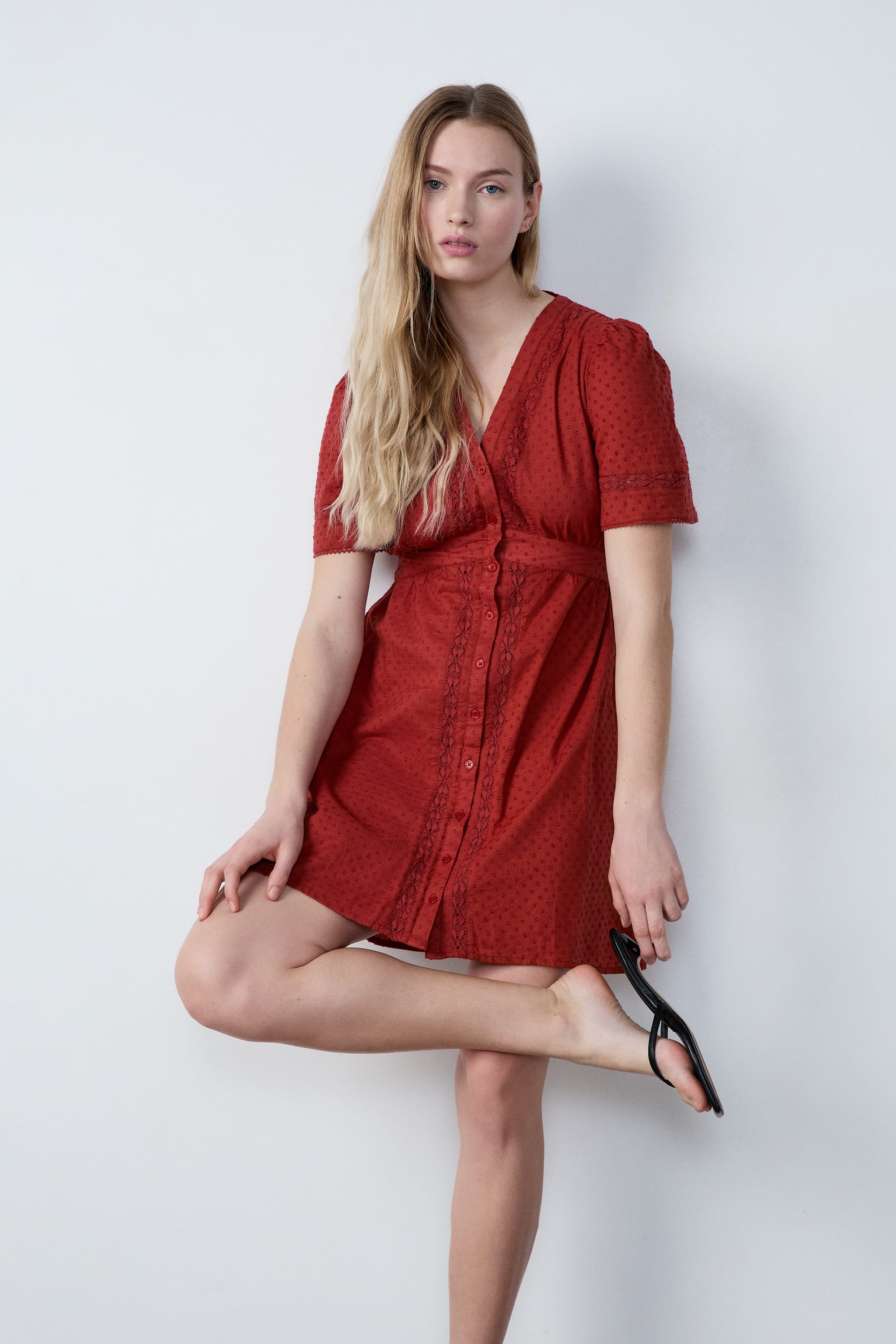 Robe avec broderies boutonnée manches courtes