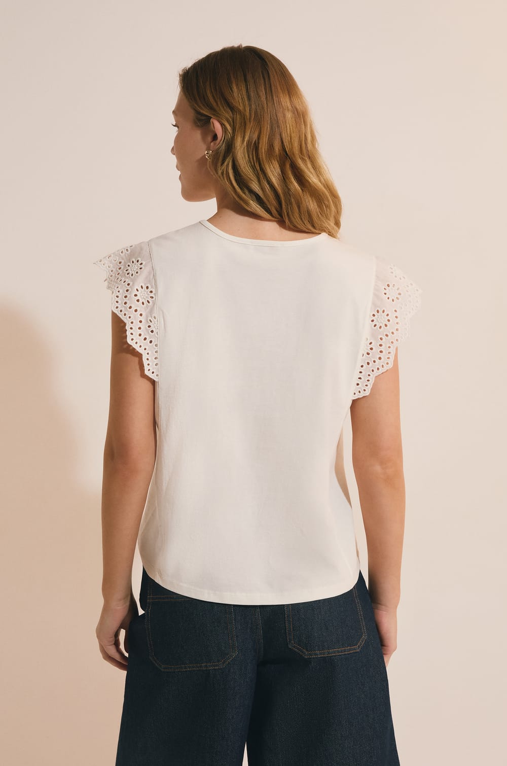 T-shirt en coton avec d&eacute;tails brod&eacute;s;${refinementColor}