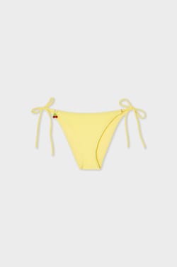 Braga de bikini satinada con lazada y charm;${refinementColor}