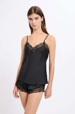 Top de sat&eacute;n con detalles de encaje;${refinementColor}