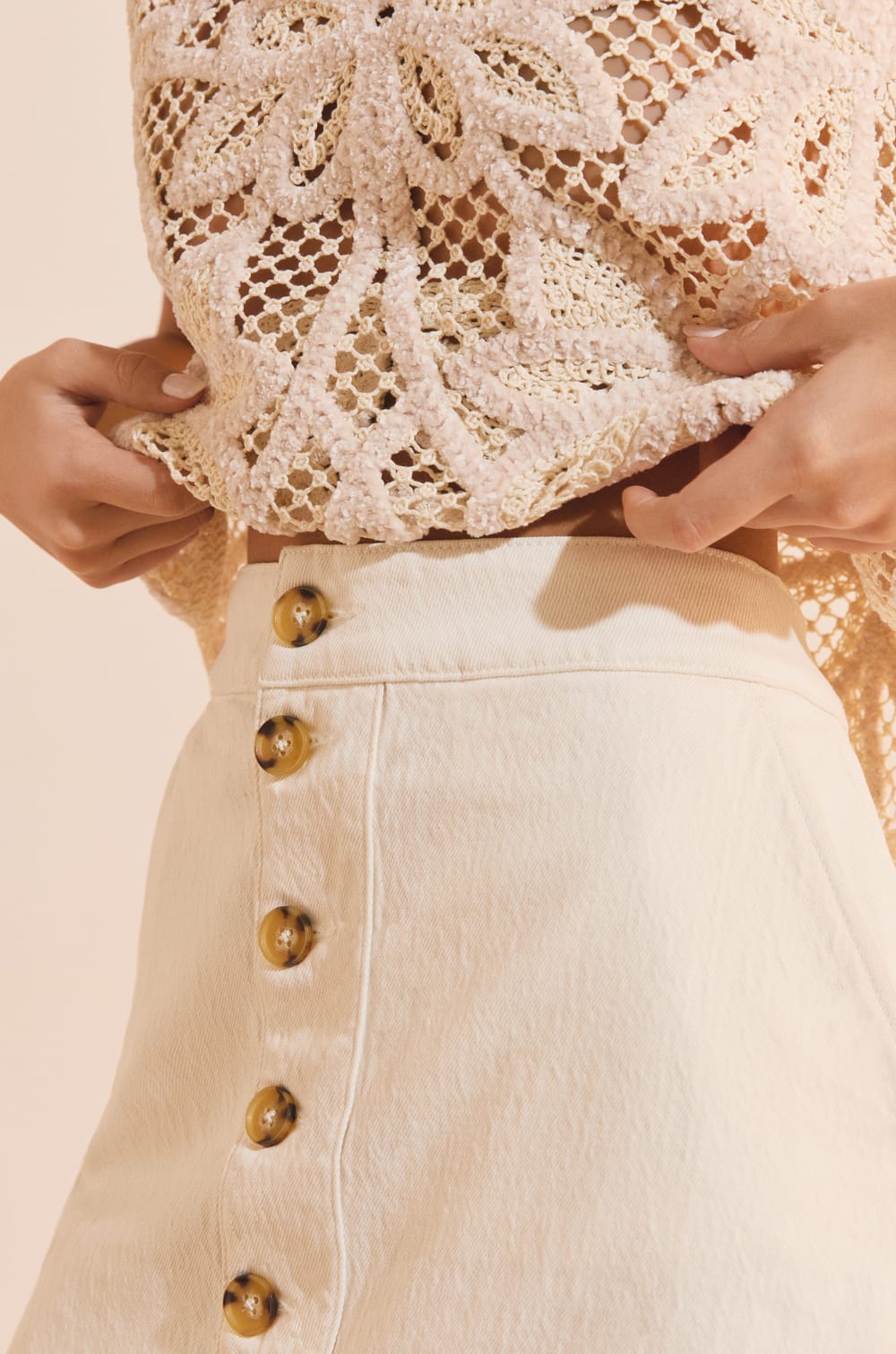 Jupe courte en jean boutonn&eacute;e;${refinementColor}