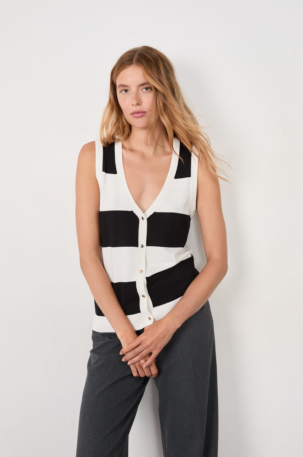 Pull cardigan sans manches;${refinementColor}