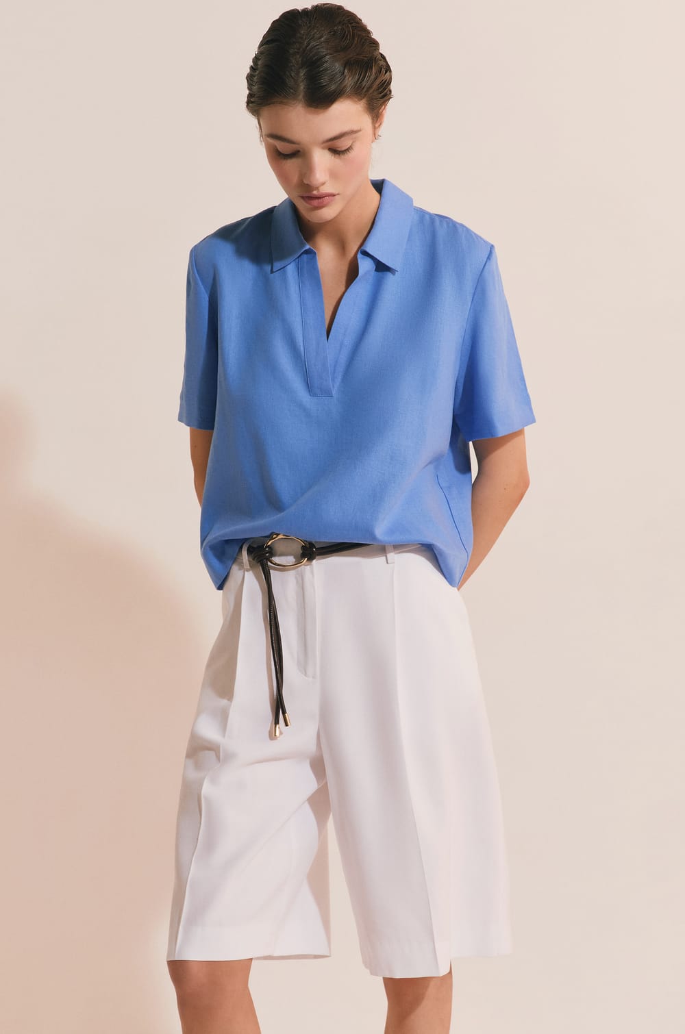 Blouse &agrave; manches courtes avec lin;${refinementColor}