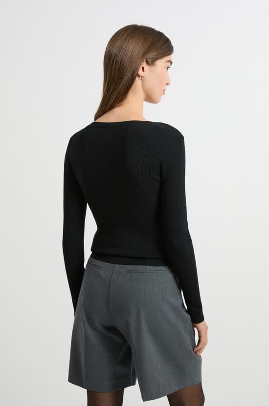 Pull col V avec laine;${refinementColor}