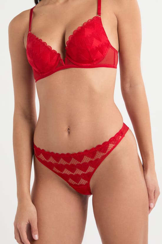 Tanga en dentelle &agrave; motifs c&oelig;urs;${refinementColor}