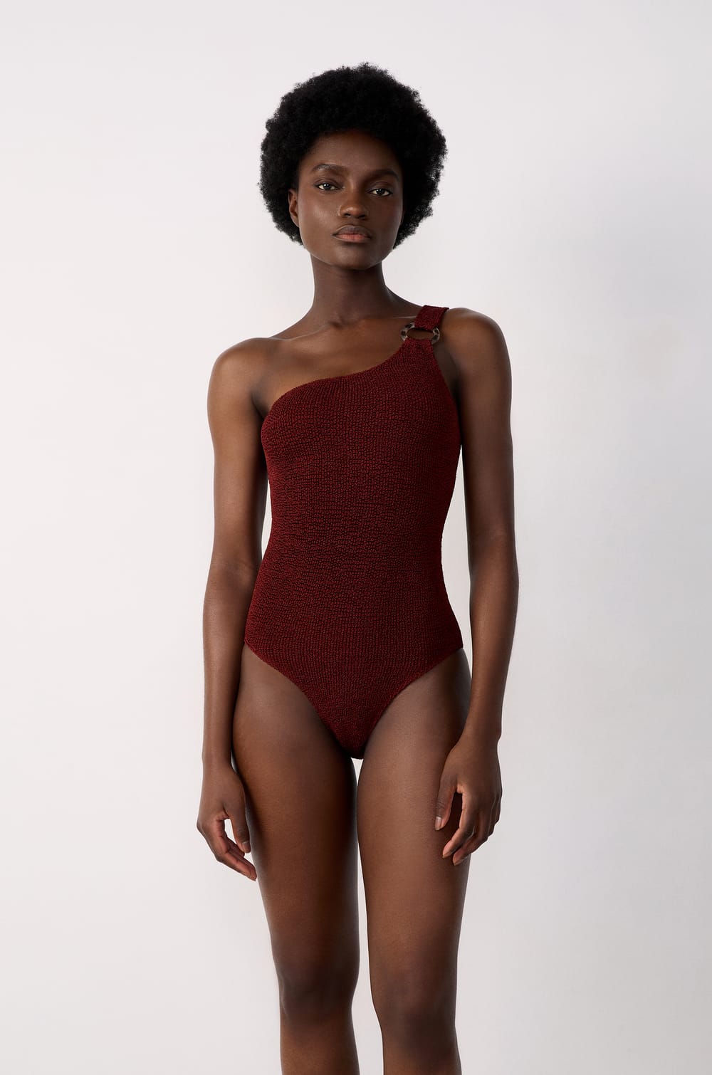 Asymmetrischer Badeanzug aus dehnbarem Material;${refinementColor}