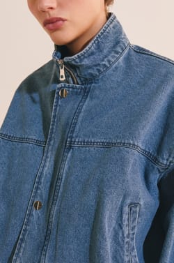 Blouson court en jean &agrave; col montant;${refinementColor}