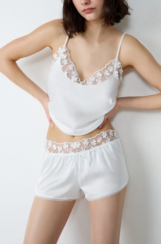 Pantalón corto de pijama satinado con detalles de encaje;${refinementColor}