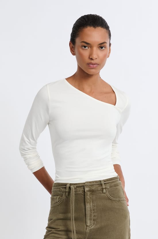T-shirt manches longues col asymétrique en coton;${refinementColor}