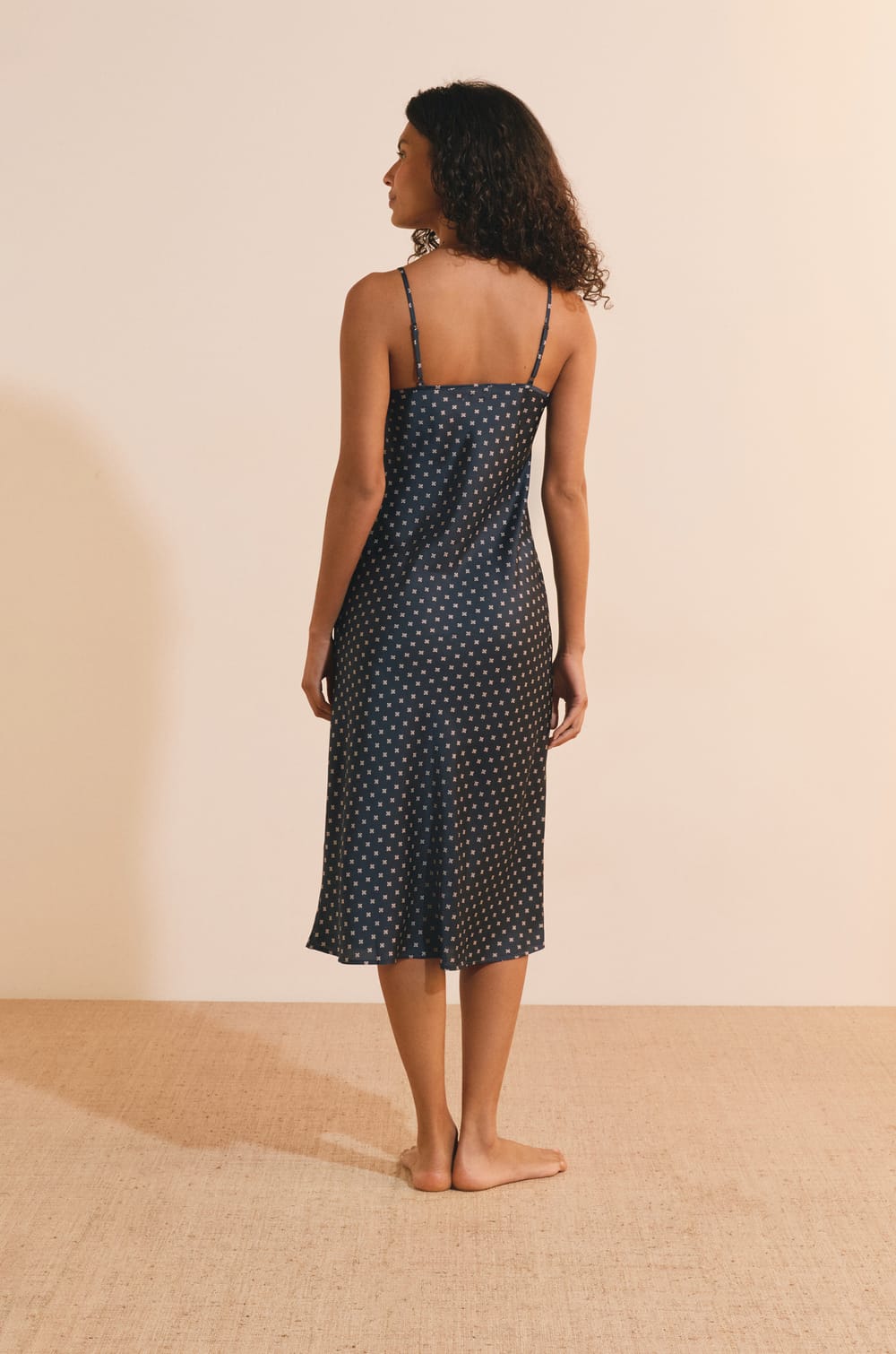 Lang nachthemd met stippen;${refinementColor}
