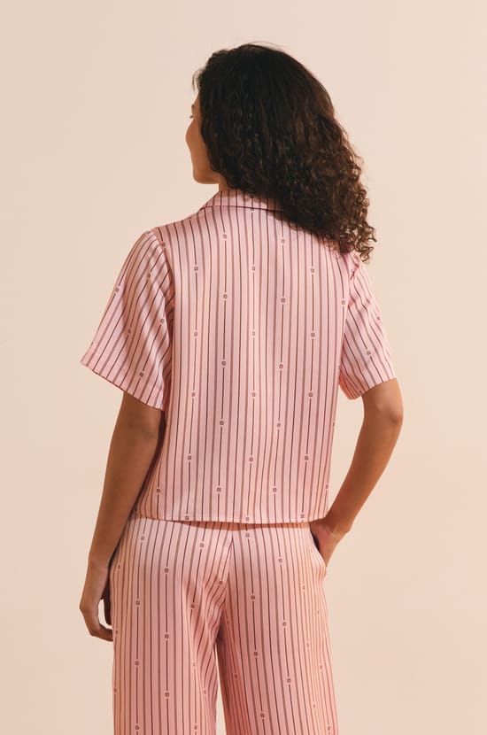 Chemise de pyjama &agrave; rayures satin&eacute;e;${refinementColor}