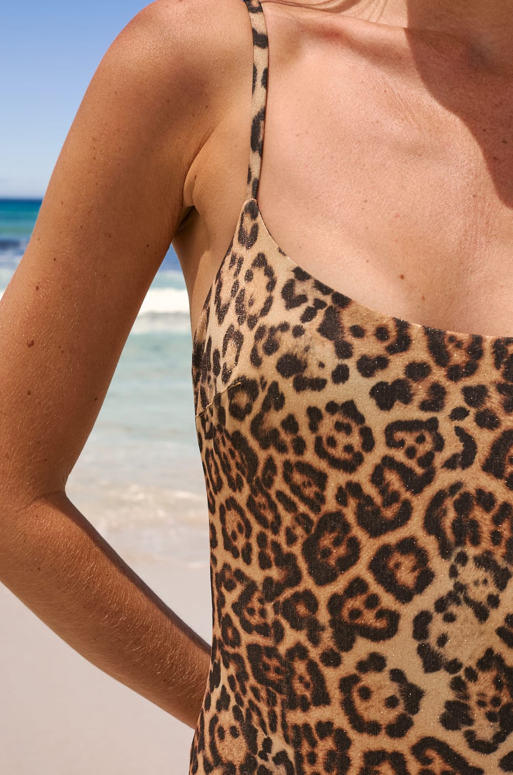 Maillot de bain 1 pi&egrave;ce paillet&eacute; et imprim&eacute; l&eacute;opard;${refinementColor}