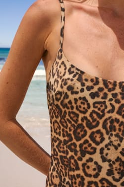 Maillot de bain 1 pi&egrave;ce paillet&eacute; et imprim&eacute; l&eacute;opard;${refinementColor}