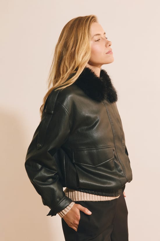 Veste courte en similicuir avec col fausse fourrure;${refinementColor}
