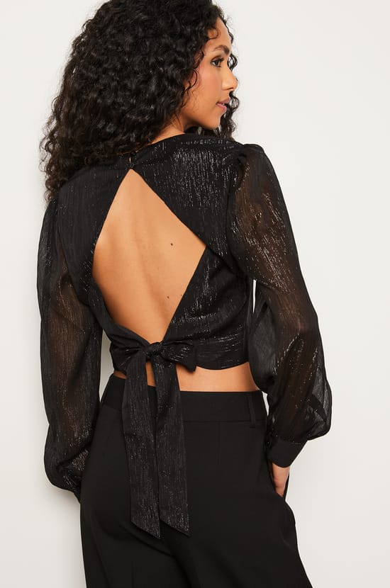 Blouse courte à paillettes dos nu;${refinementColor}