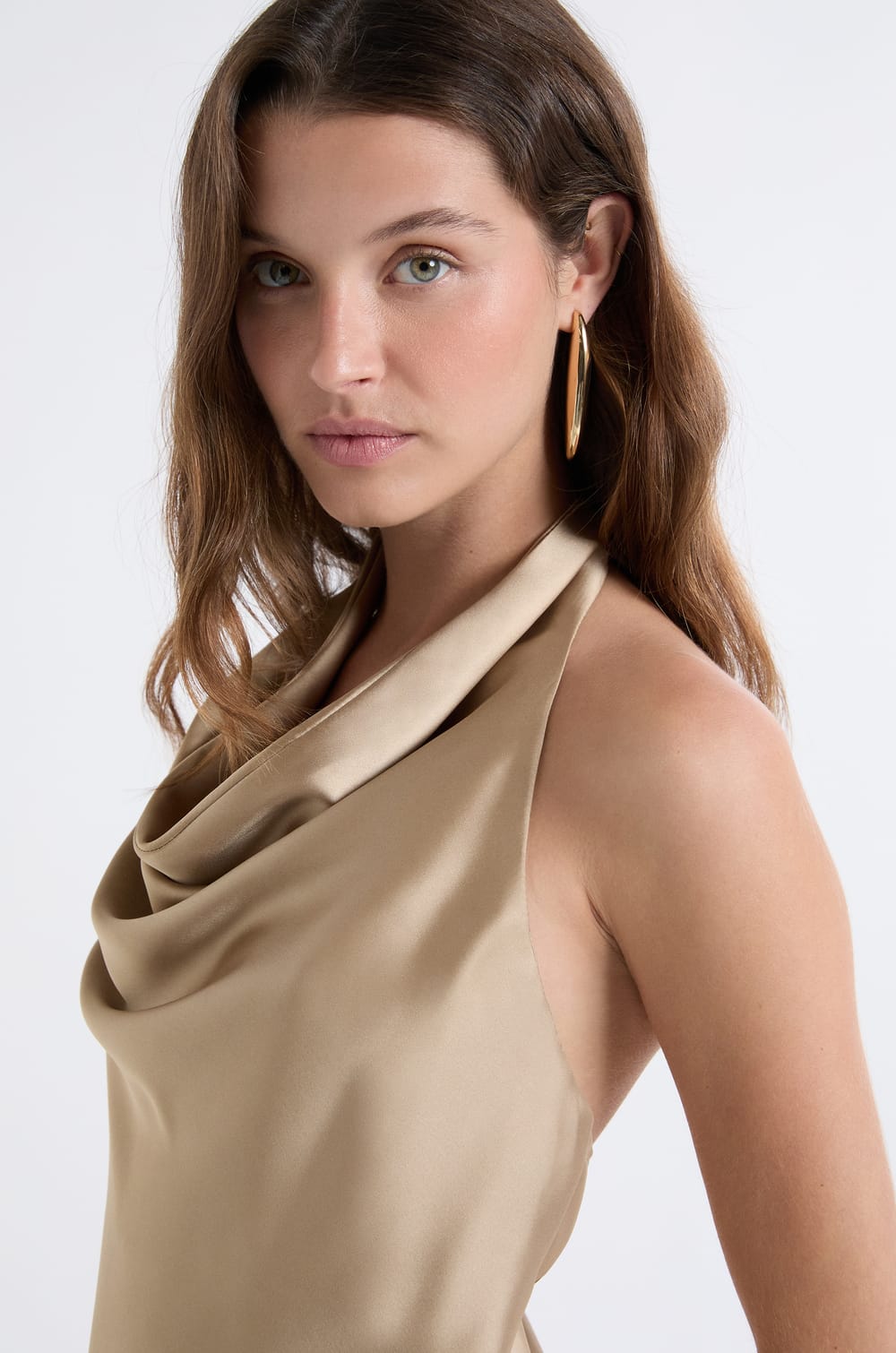 Robe satin&eacute;e avec col benitier;${refinementColor}